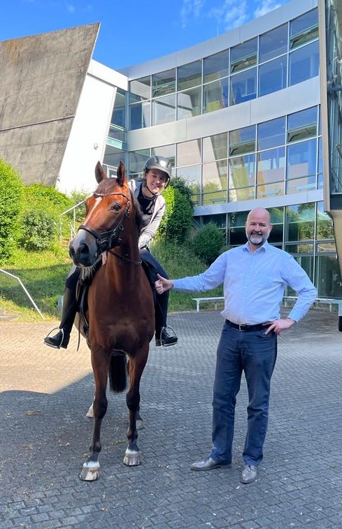 Schüler mit Pferd und Schulleiter